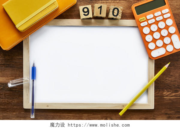 教师节木桌上的白板笔记本计算器彩铅文具学习用品场景素材俯视图
